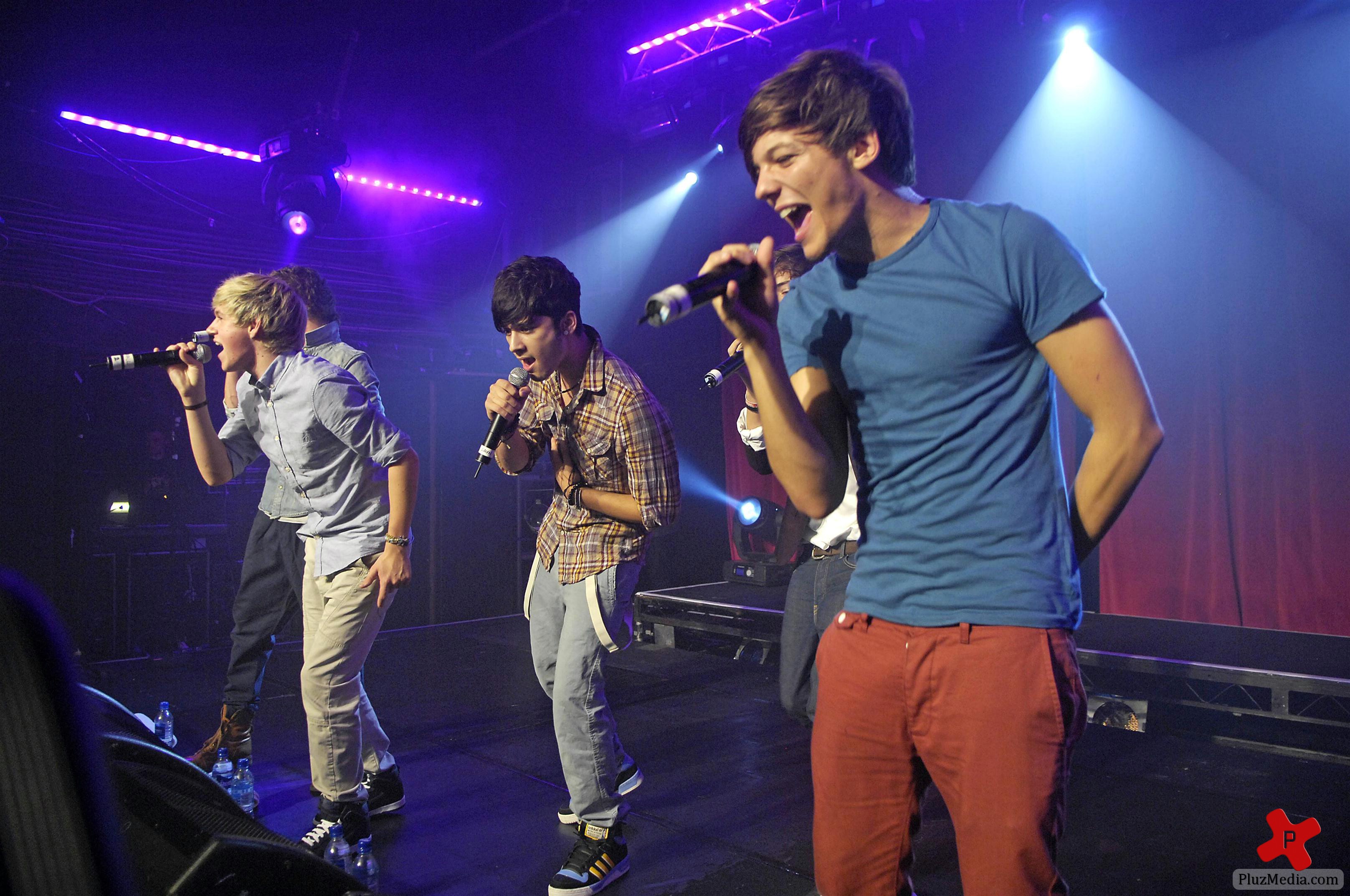 One Direction perform live at G-A-Y nightclub photos | Picture 80781